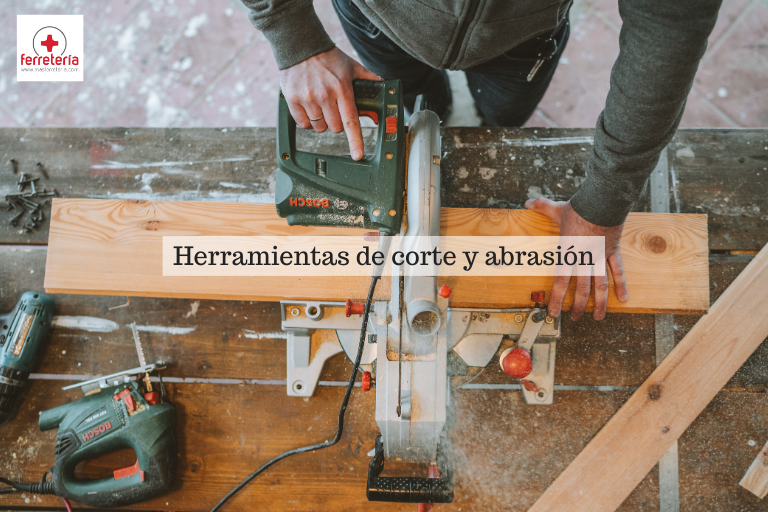 Herramientas de corte de madera y amoladora de madera sobre una mesa de  madera.