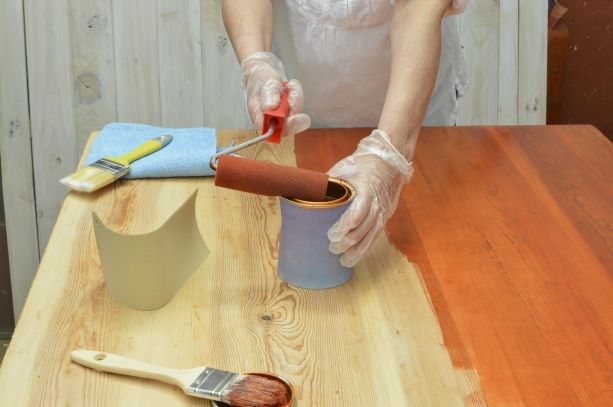 Cómo pintar un mueble de madera con acabado profesional