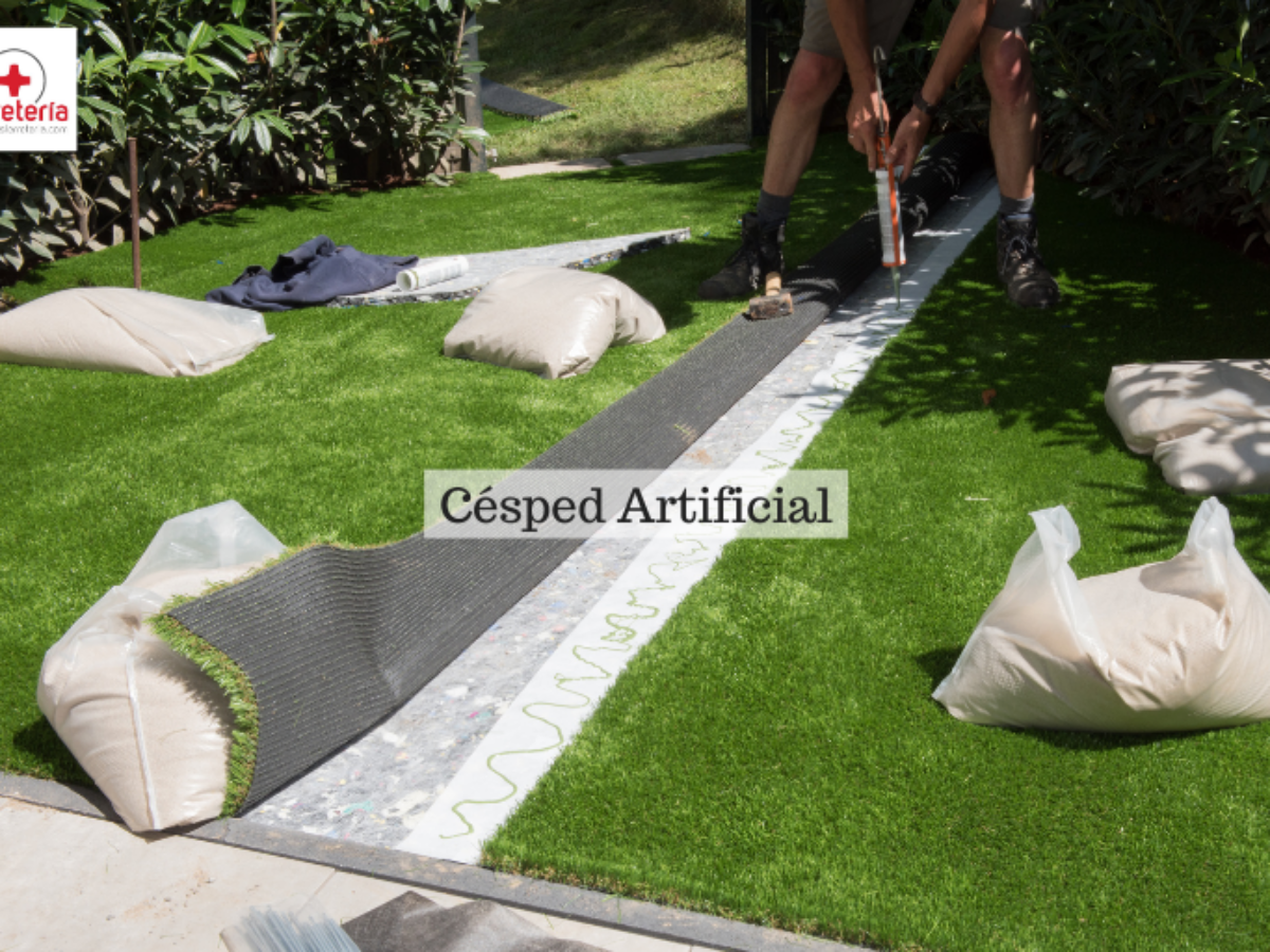 Cómo limpiar el césped artificial de tu terraza o jardín