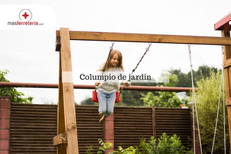 niña en un columpio jardin