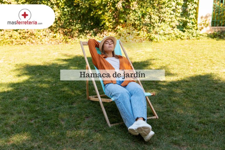 mujer en hamaca jardin