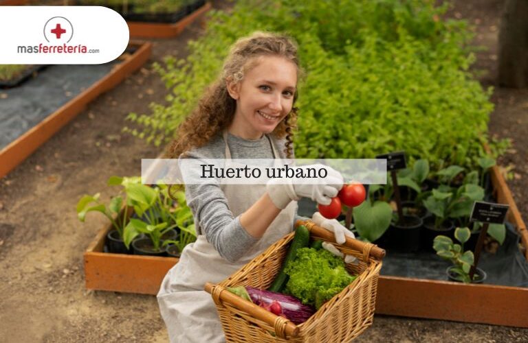 Mujer cultivando en su hueto urbano