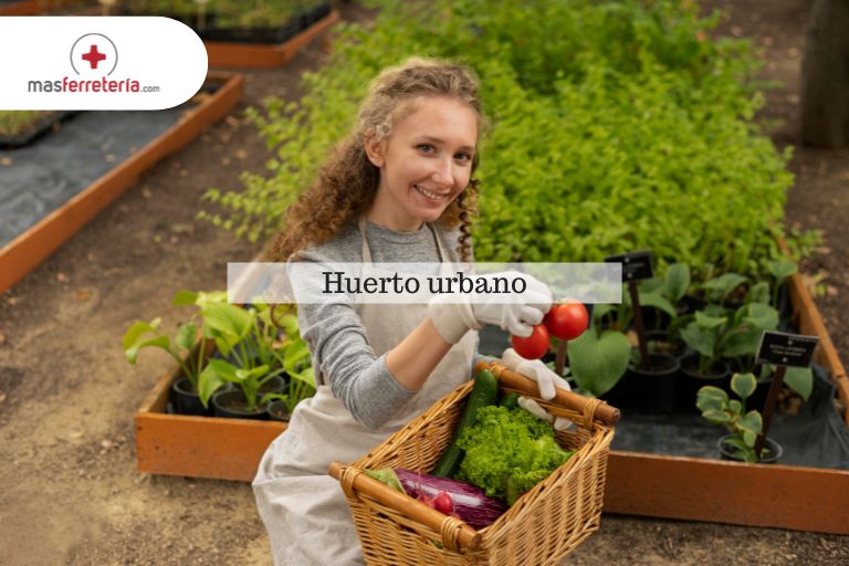 Mujer cultivando en su hueto urbano