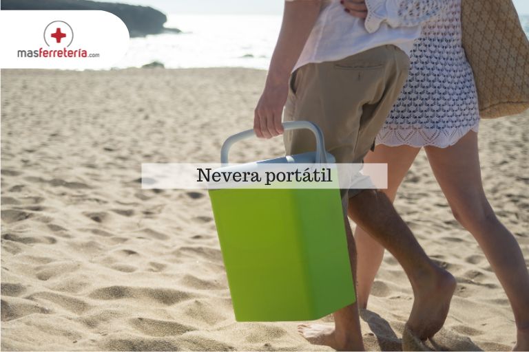 Nevera portatil en la playa