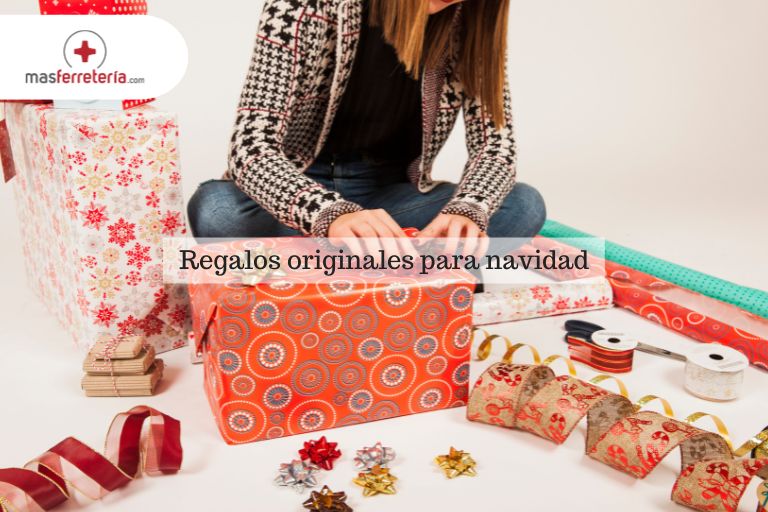 Mujer empacando regalos originales para navidad