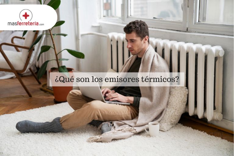 Hombre pasando el frío con emisores térmicos en su casa