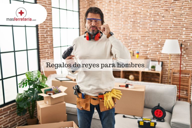 Hombre feliz con sus regalos de reyes para hombres