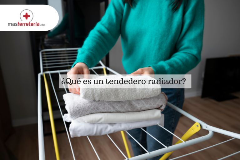 Ropa en tendedero radiador