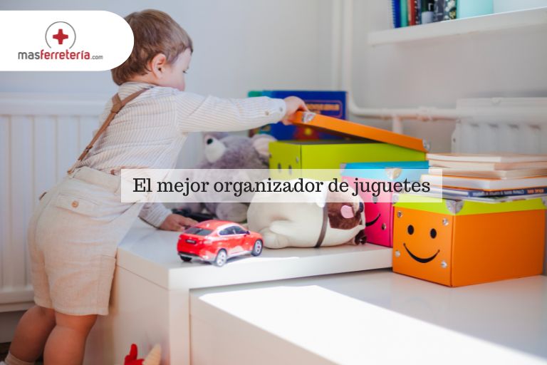Niño con su organizador de juguetes