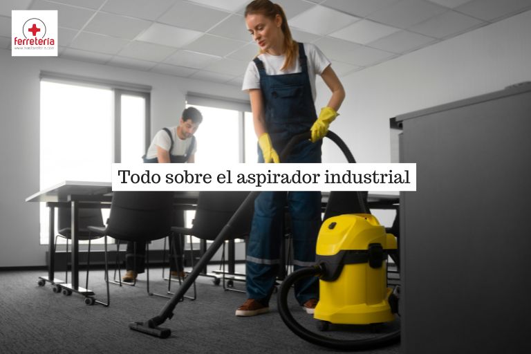 Trabajadora con un aspirador instustrial