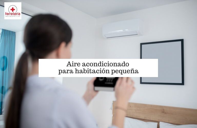 Mujer encendiendo el aire acondicionado en habitación
