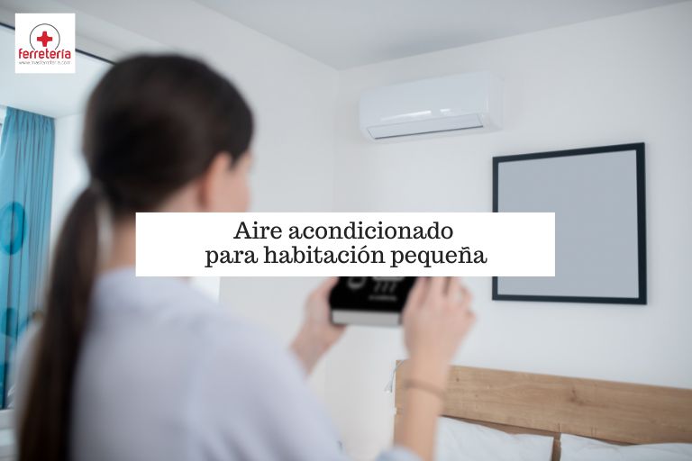 Mujer encendiendo el aire acondicionado en habitación