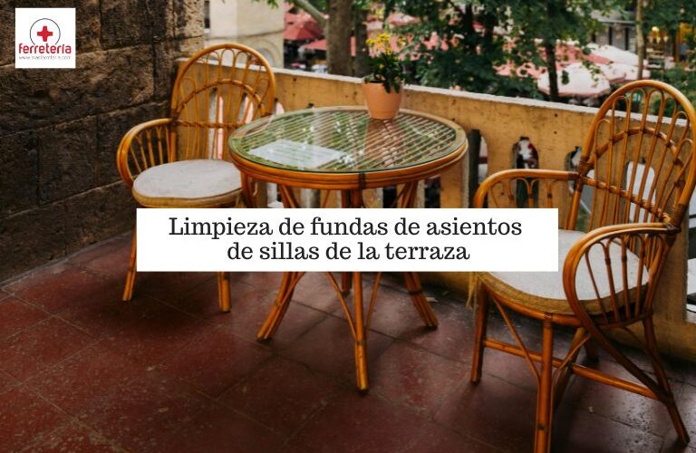 mesa y sillas de terraza